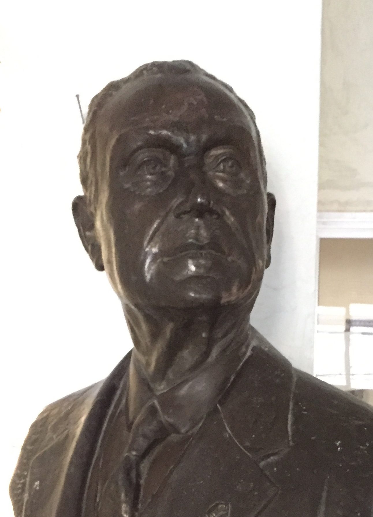 Giovanni Pascale's bronze bust(3).jpg